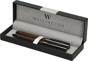 236294-EC Set pisaći Wellington Stamford ol.kem + roler smeđi u poklon kutiji P1/100